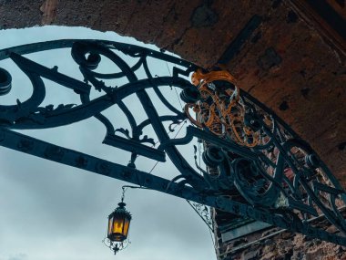 Sonbaharda mavi gökyüzüne karşı Cochem kasabasında bir dağ yamacında bir ortaçağ şatosu