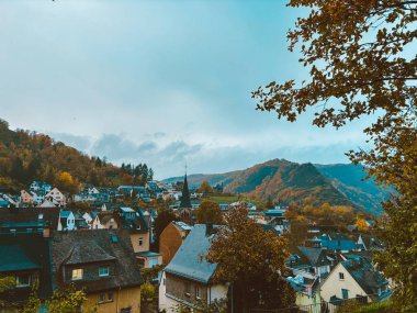 Tepelerdeki Alman kasaba evleri. Komedi. Şehir manzarası