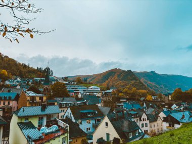 Tepelerdeki Alman kasaba evleri. Komedi. Şehir manzarası