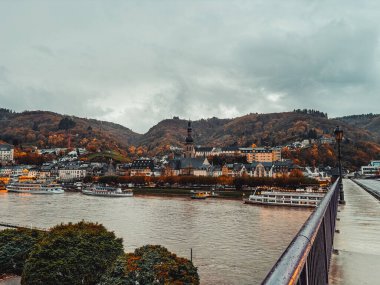 Alman Cochem kasabası bir dağ yamacında ve Moselle Nehri 'nde. Şehir manzarası