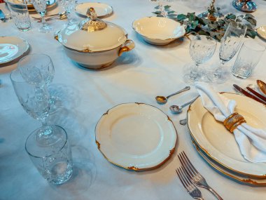 Alman Cochem kasabasındaki bir şatoda beyaz bir masa örtüsüne antika tabaklar serilmişti..