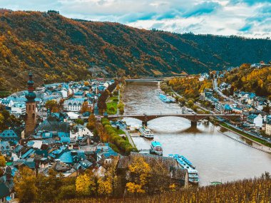 Alman Cochem kasabası bir dağ yamacında ve Moselle Nehri 'nde. Şehir manzarası
