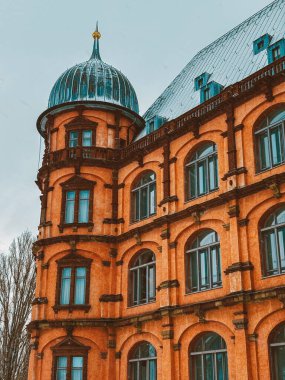 Karlı Karlsruhe Şatosu Gottesaue kışın akşam gökyüzüne karşı. Kış manzarası