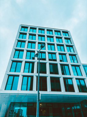 Karlsruhe şehrindeki modern mimari yapı kışın mavi gökyüzüne karşı. Şehir manzarası.