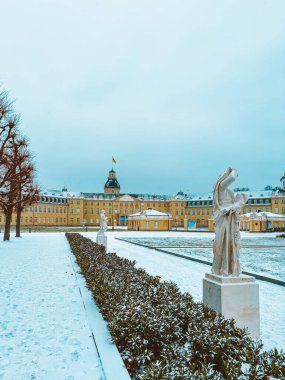 Karlı Karlsruhe Şatosu kışın akşam gökyüzüne karşı. Kış manzarası