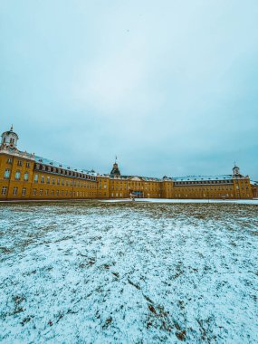 Karlı Karlsruhe Şatosu kışın akşam gökyüzüne karşı. Kış manzarası