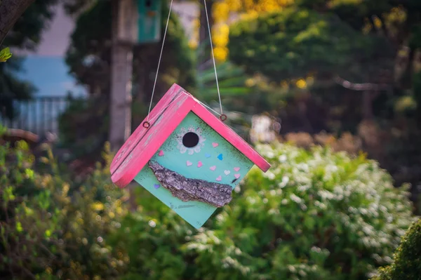 Een roze birdhouse — Stockfoto