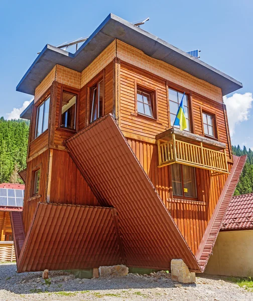 Casa invertida em Cárpatos — Fotografia de Stock