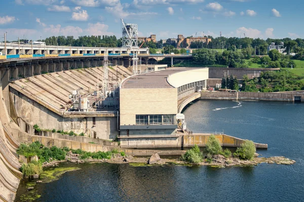 Barragem hidroeléctrica — Fotografia de Stock