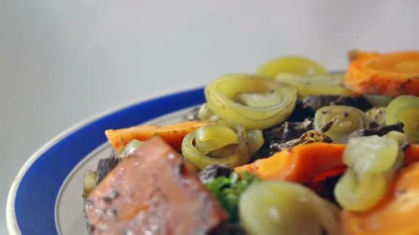 煎牛的肝和胡萝卜 — 图库视频影像