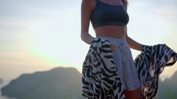 1,835 de pantalon metraje de Mujer pantalon corto sin royalties | Depositphotos