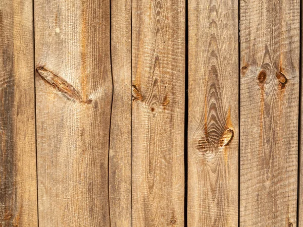 Eski doğal hasarlı ahşap duvar dokusu ve çam ağacından çatlaklar.