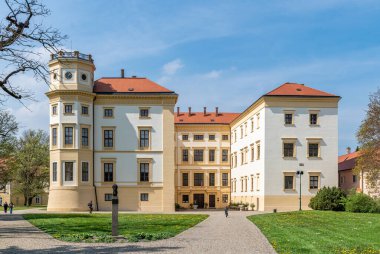 Straznice, Çek Cumhuriyeti - 1 Mayıs 2021, Bata kanal teknik anıtı. Su yolu, kale parkının pitoresk köşesi, İngiliz tarzı park. Güney Moravya, Hodonin bölgesinde, Straznice 'de dinlenmek için güzel bir yer..