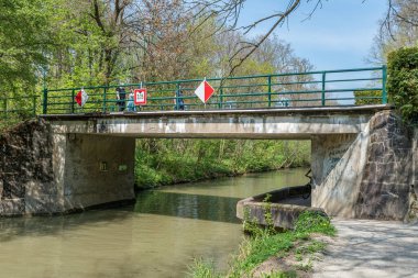 Straznice, Çek Cumhuriyeti - 1 Mayıs 2021, Bata Kanalı Teknik Anıtı Köprüsü. Kale parkının pitoresk bir köşesi, İngiliz tarzı bir park. Güney Moravya, Hodonin bölgesinde, Straznice 'de dinlenmek için güzel bir yer..