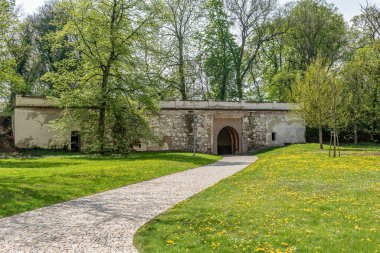 Straznice, Çek Cumhuriyeti - 1 Mayıs 2021, Bata kanal teknik anıtı. Su yolu, kale parkının pitoresk köşesi, İngiliz tarzı park. Güney Moravya, Hodonin bölgesinde, Straznice 'de dinlenmek için güzel bir yer..