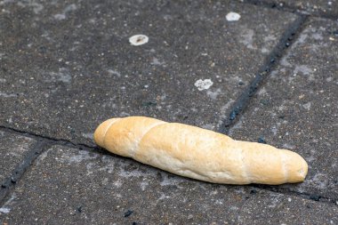 Kruvasan, beton kaldırıma atılan çörekler. Yiyecek kaynaklarının nasıl boşa gittiğinin bir örneği.