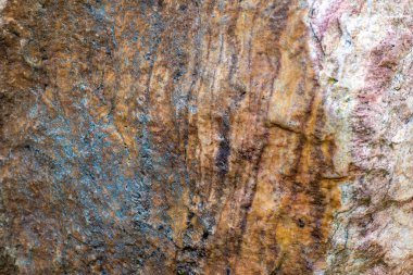 Mağara taşının parlak, turuncu yüzeyi.