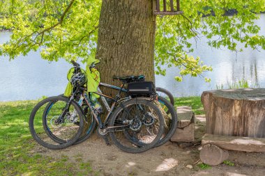 Breclav Pohansko, CZECH Cumhuriyet - 8 Nisan 2021: Chateau Pohansko. Bisiklet sezonu. Güzel bir yolculuk için bir ipucu.