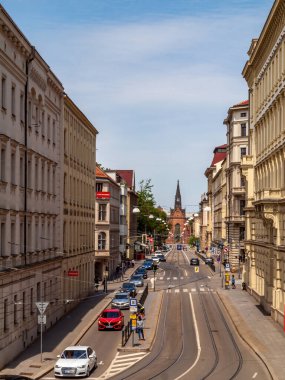 BRNO, CZECH REPUBLIC - 8 Nisan 2021: John Amos Comenius 'un Çek Kardeşler Evanjelik Kilisesi Husova Caddesi' nden kiliseye giderken görüldü