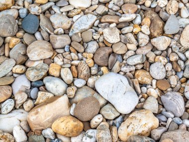 Düzensiz konumlardaki yapay elmasların ve taşların yüzeyi, grafiklerde veya web tasarımında daha fazla kullanılmak üzere renkli arkaplan