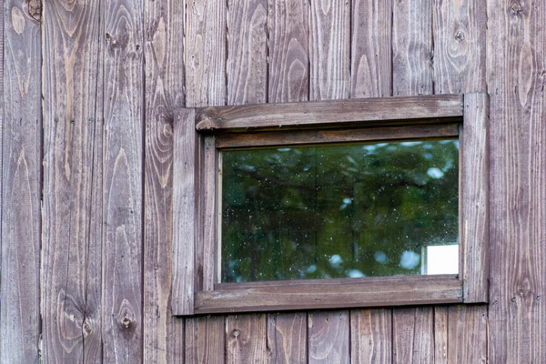 Penceresi Olan Eski Kahverengi Ahşap Bir Duvar Eski Püskü Tahta — Stok fotoğraf