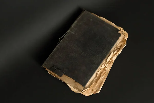 Fundo Escuro Encontra Livro Muito Antigo Com Páginas Desgastadas — Fotografia de Stock