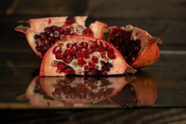 Kesik nardan üç dilim tahta bir tahtanın üzerinde duruyor. Koyu arkaplan.