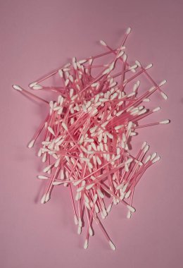 Pembe arka planda pamuklu çubuklar. Çok sayıda....