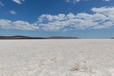 Manzara. Tuz vadisi, ufuk, dağlar, gökyüzü.