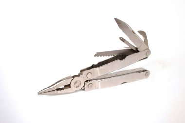 Bıçak, demir testeresi, yıldız tornavida, tirbuşon vs. ile çok amaçlı pense..