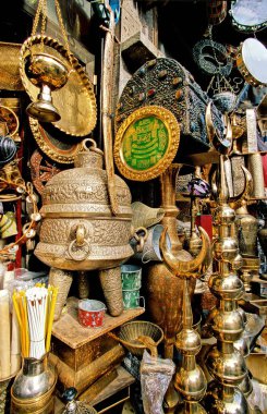 Sanaa şehrinde hançer kılıfları, nargile ve Yemen 'in çeşitli sembolleri satan tezgahlar.