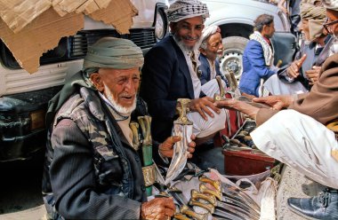 Sanaa şehrinde hançer kılıfları, nargile ve Yemen 'in çeşitli sembolleri satan tezgahlar.