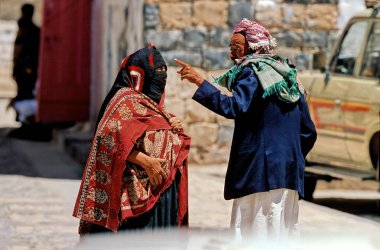 Tipik Yemen kadınları ve erkekleri Sanaa şehrinde.