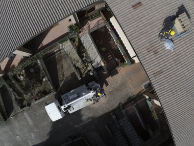 Çatıda çalışan platform ve işçilerle çatı teftişi..