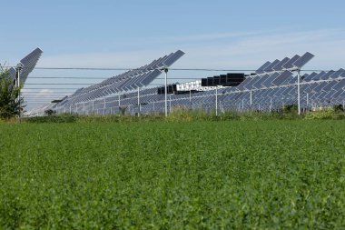 Agrivoltaik ya da agrofotovoltaik, hem güneş fotovoltaik gücü hem de tarım için aynı arazi alanını birlikte geliştirmektedir..