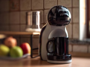 Latte makinesi ve arka planda taze meyve ile ayarlama