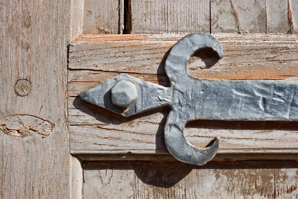 Détail métallique sur une vieille porte en bois — Photo