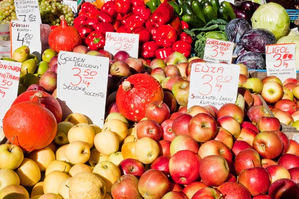 Frutas y hortalizas para la venta en un mercado — Foto de Stock