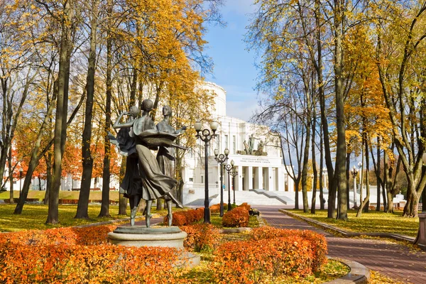 Sculpture of dancing ballerinas in the park near National opera — Stock Photo, Image