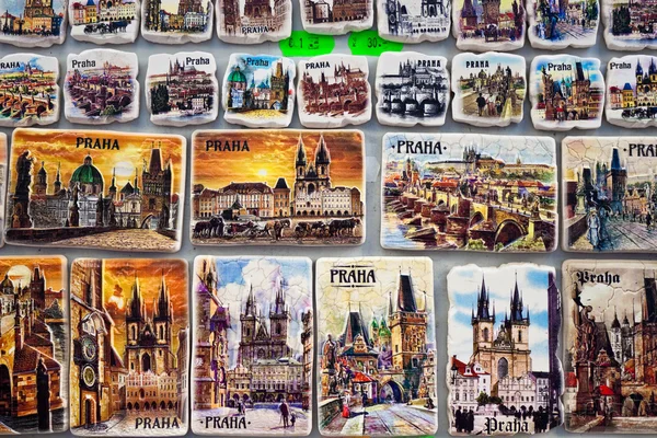 프라하, 체코 공화국에서 판매를 위한 기념품 자석 — 스톡 사진