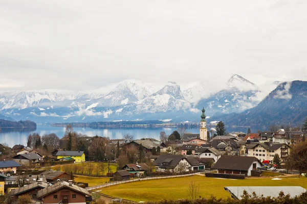 Oostenrijks dorpje St. Gilgen op Wolfgangsee meer in Alpen — Stockfoto