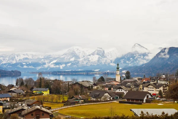 Villaggio austriaco St. Gilgen sul lago Wolfgangsee nelle Alpi — Foto Stock