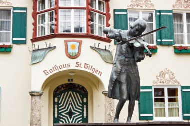 St. Gilgen, Aust townhall önünde genç Mozart'ın heykeli