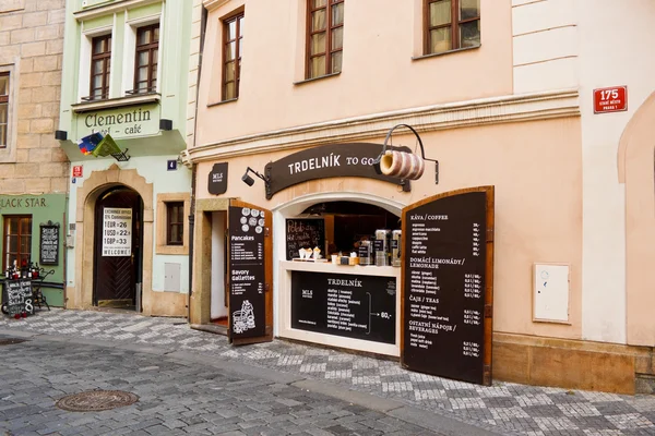 Utcai kávéház Prágában, hogy kínál hagyományos péksütemény Trdelnik — Stock Fotó