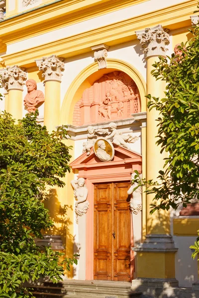 Zdobené dveře palác ve Vilanově ve Varšavě, Polsko — Stock fotografie