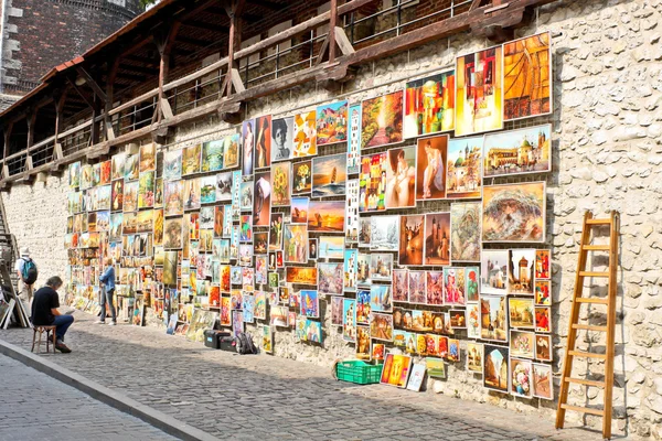 Schilderijen te koop in de oude stad van Krakau. — Stockfoto