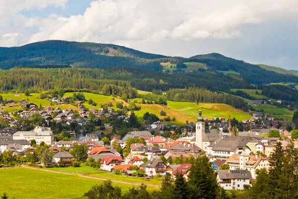 Stad in de Alpen in Oostenrijk — Stockfoto