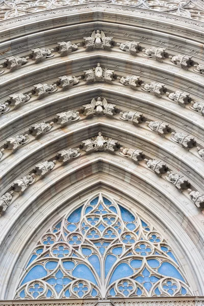拱的门户在巴塞罗那大教堂 — 图库照片
