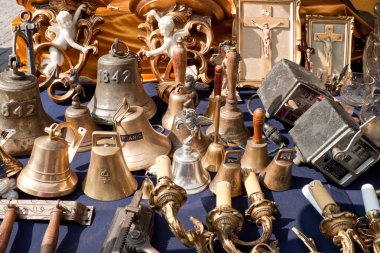 Çan ve diğer şeylerin bir bit pazarı üzerinde Satılık