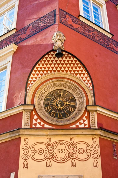 Vecchio orologio sul muro nel centro storico di Varsavia — Foto Stock